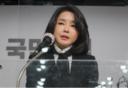韩媒:总统夫人收受名牌包事件行贿牧师到案受讯,称还有别人排长队向金