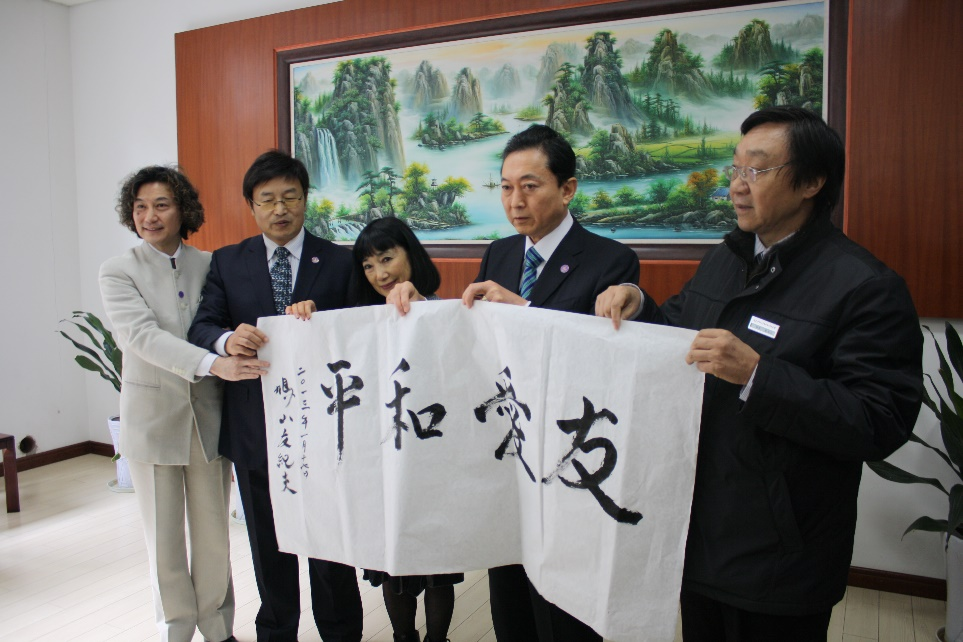 2013年1月17日，朱成山馆长接待日本前首相鸠山由纪夫（右二）和夫人（中）、中国外交协会副会长黄星原（左二）、南京市对外文化交流使者吴汝俊（左一）。