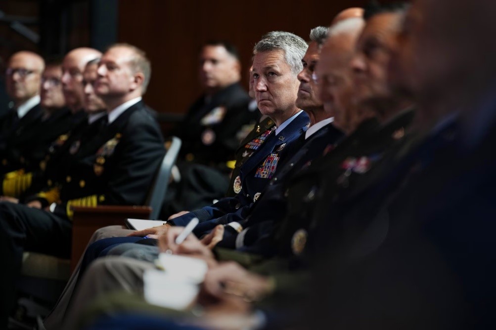 美军参谋长联席会议主席丹·凯恩（中）9月30日在弗吉尼亚州匡蒂科的海军陆战队基地同其他高级军官听取美国国防部长赫格塞思的讲话。图源：美媒