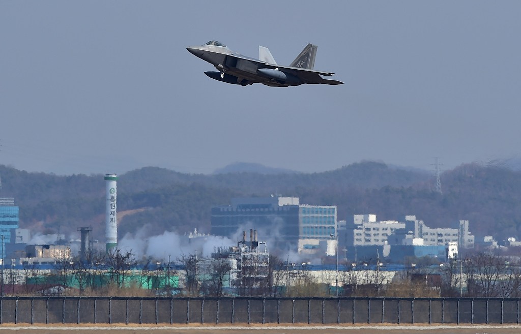韩国平泽，美国F-22“猛禽”隐形战机降落乌山空军基地。（视觉中国）