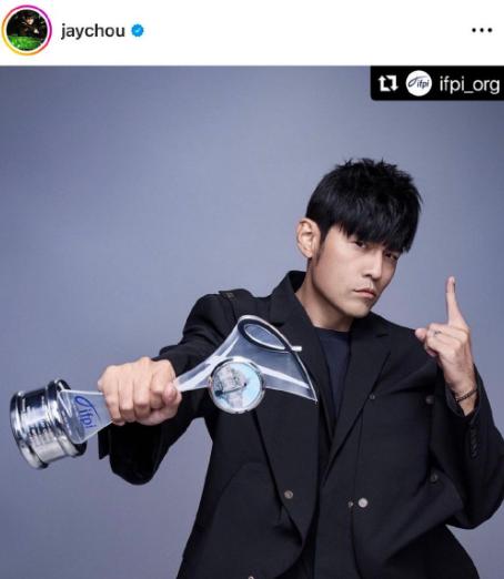 周杰伦在社交媒体上发布的奖杯合照。