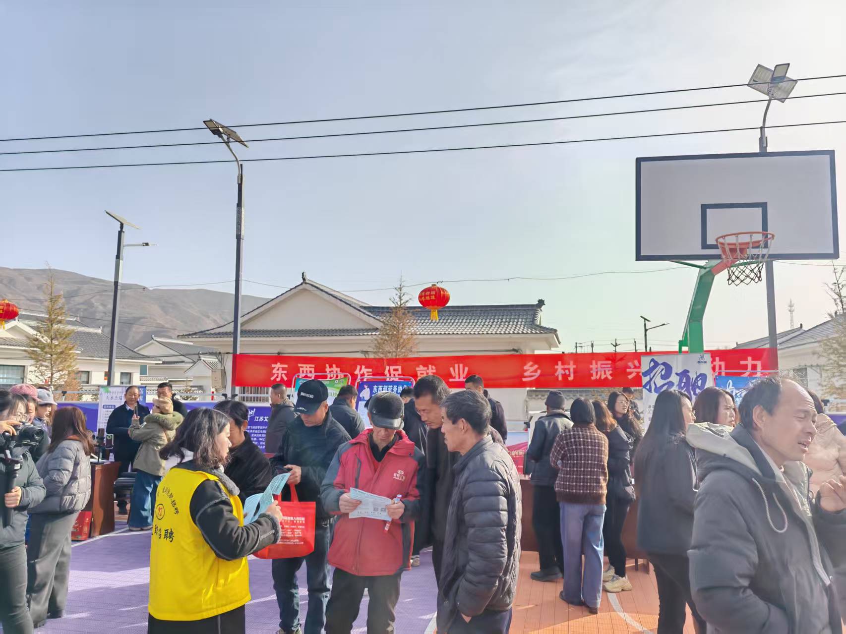 2月26日，陇西县菜子镇举办招聘会，将就业岗位送到农民家门口。郭晋晖摄。