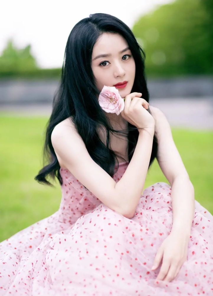 嫌波点老气赵丽颖杨采钰张雪迎都爱波点裙试一下就真香了