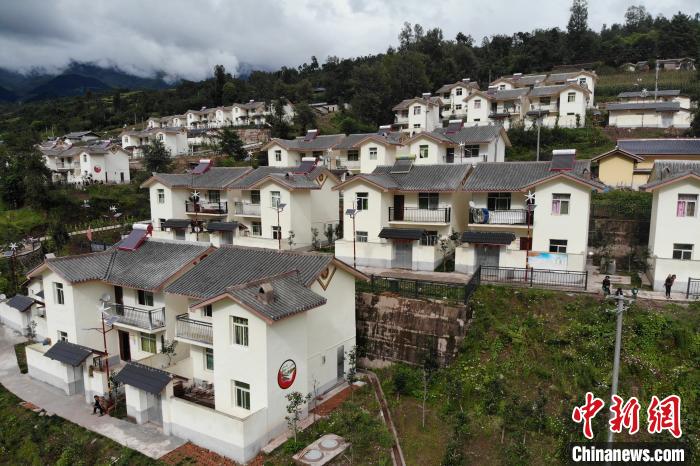 探访四川凉山彝区易地扶贫安置点：彝家新寨拔地起