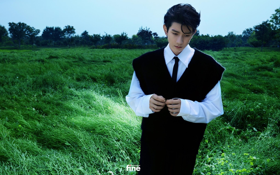 王源登封面02身穿白衬衫清新洒脱
