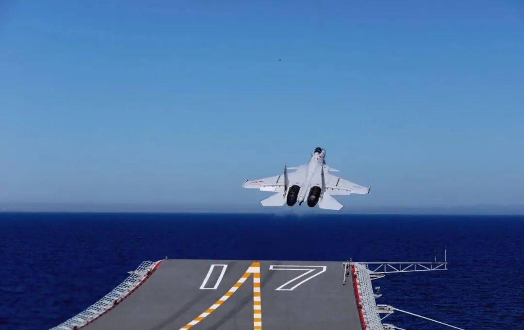 海军山东舰航母编队圆满完成远海战备训练