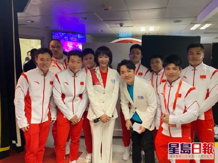 郑裕玲和王祖蓝与国家队奥运健儿合影。图自香港“星岛网”
