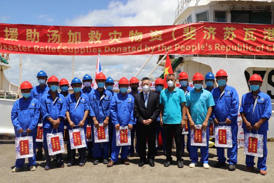 千里驰援爱心远航中国政府援助汤加救灾物资从斐济苏瓦港启运