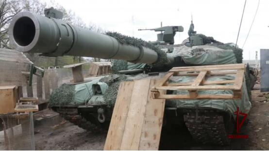 乌克兰战场上的T-90M“突破”坦克 图源：俄罗斯国家近卫军官方账号
