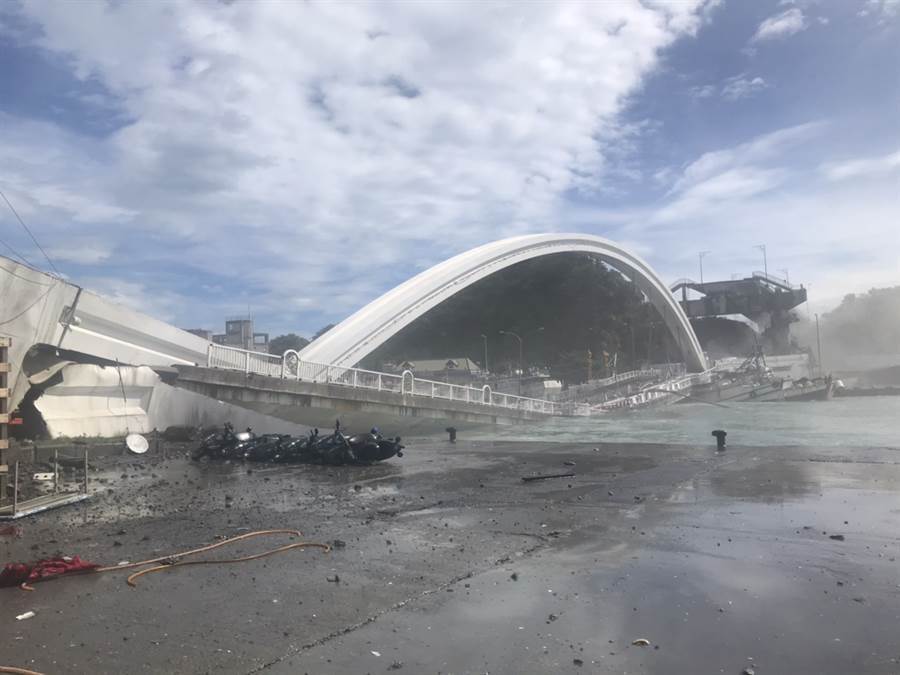 澳跨港大桥倒塌图片