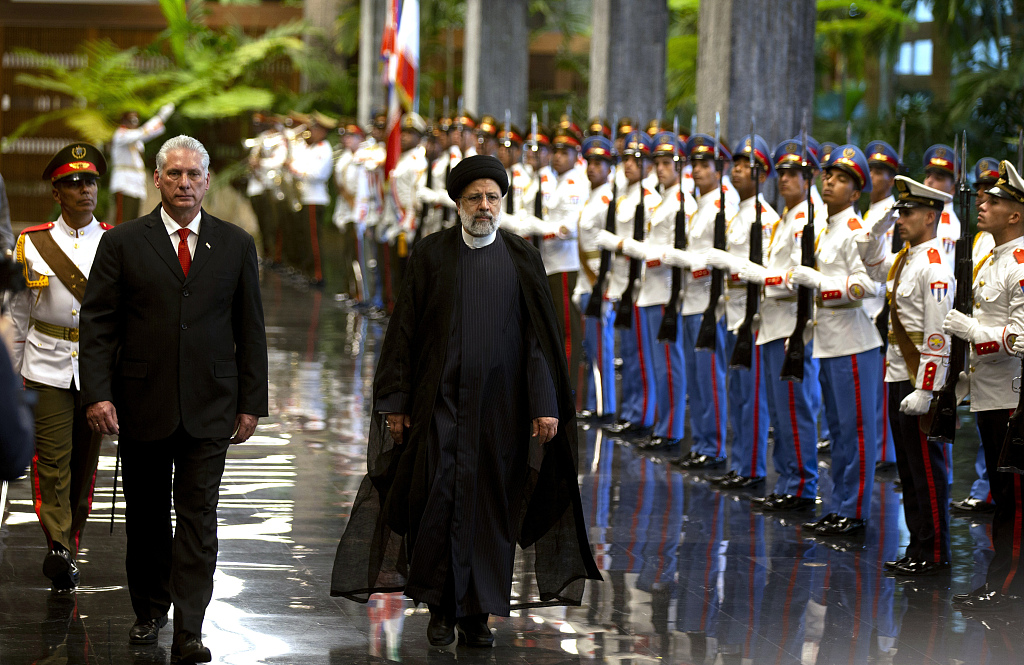 6月15日，古巴哈瓦那，伊朗总统莱希到访古巴，古巴国家主席迪亚斯·卡内尔（左）和伊朗总统莱希（右）检阅仪仗队。（视觉中国）