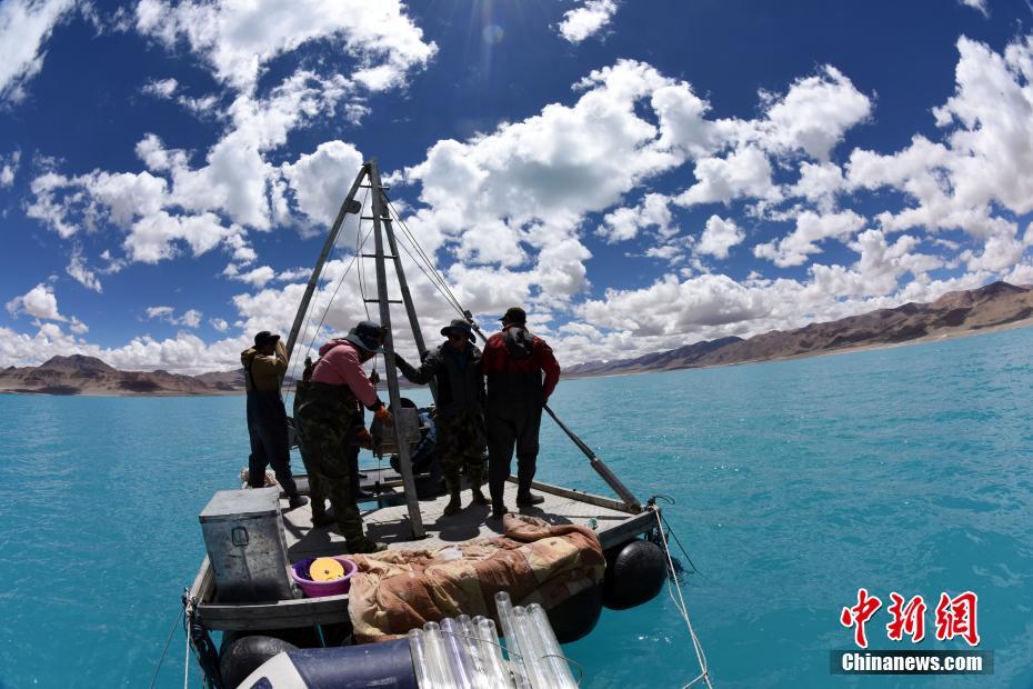 西藏阿里地区日土县海拔逾4500米的结则茶卡进行科考样品采集试钻探