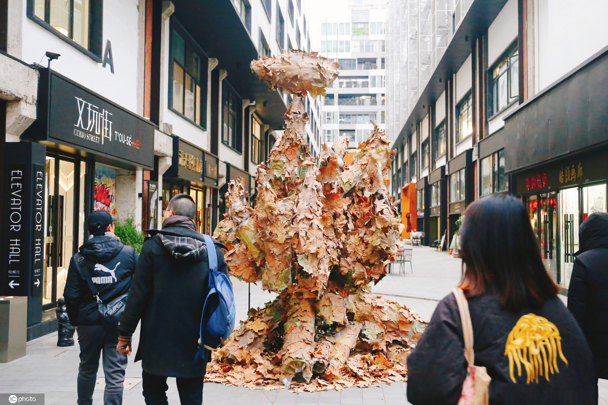 将艺术作品从室内置于室外,融入街道街区,在公共艺术空间让更多市民