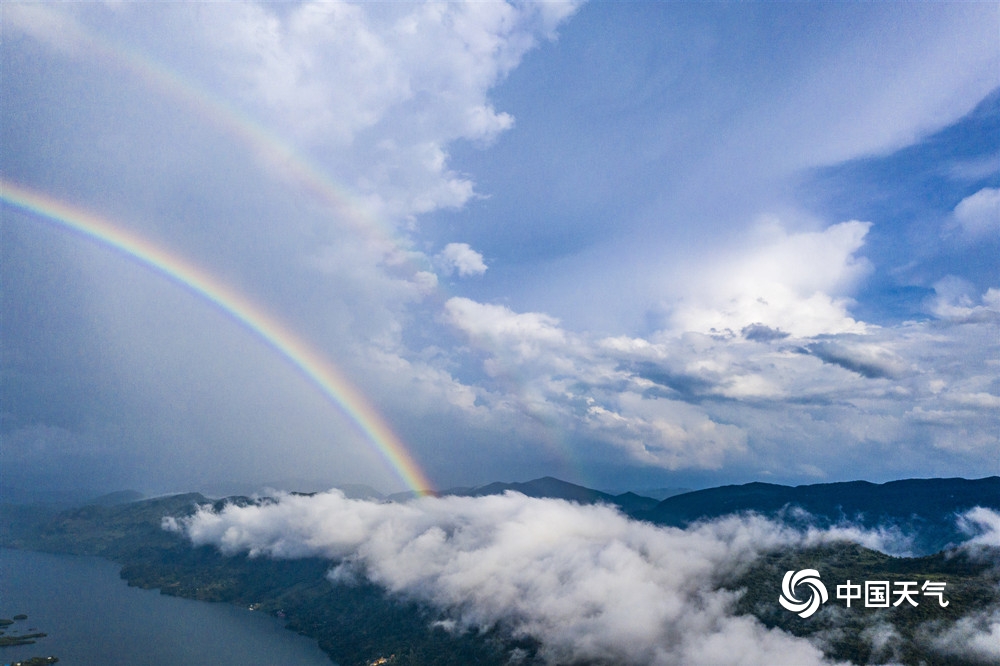 图为29日17时许,雨后的黄石仙岛湖蓝天重现,万物清新