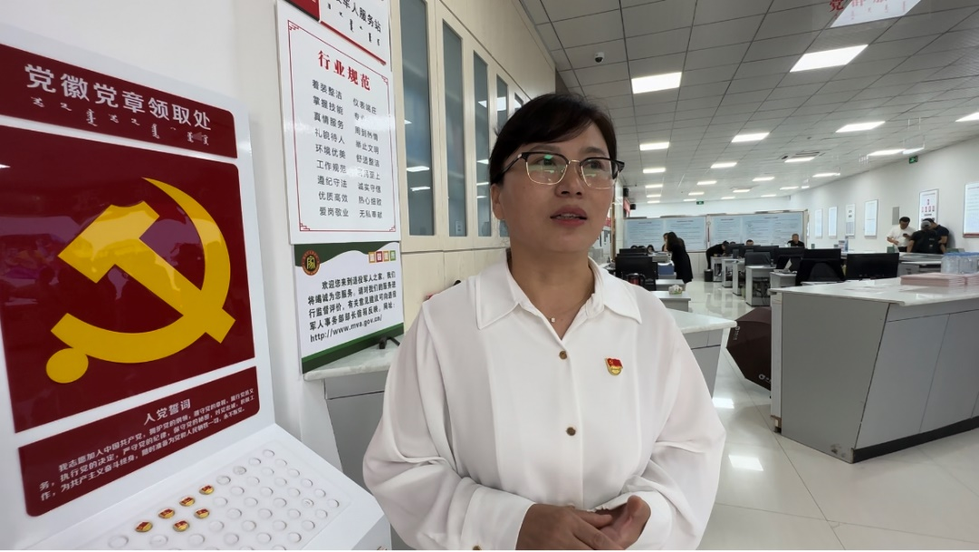 临潢家园社区党委书记吴晓华接受记者采访.人民网记者 金洪花摄