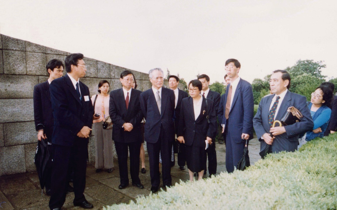 1998年5月24日，朱成山（左一）为日本前首相村山富市（前左三）在侵华日军南京大屠杀遇难同胞纪念馆参观时作讲解服务。