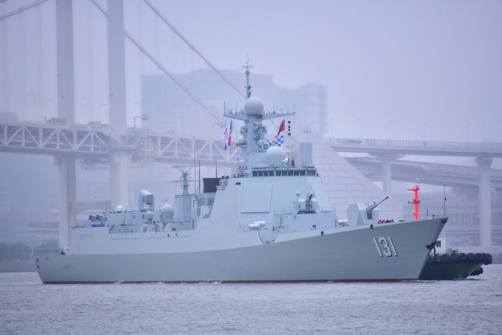 太原舰停靠东京夜间点亮装饰灯光超亮眼