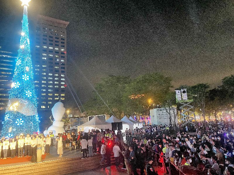2022新北“欢乐耶诞城”活动11日晚间开幕,大批人潮聚在新北市民广场。图自台湾“中央社”