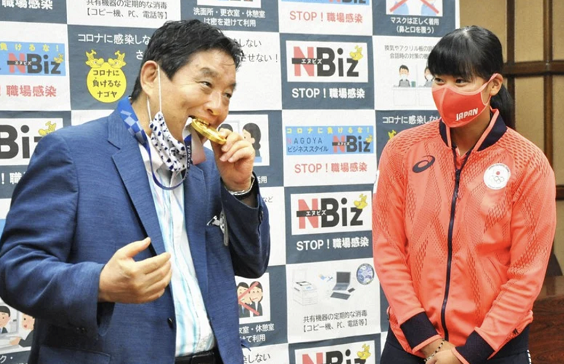 河村隆之“突然”摘下口罩咬金牌（图片来源：日媒）