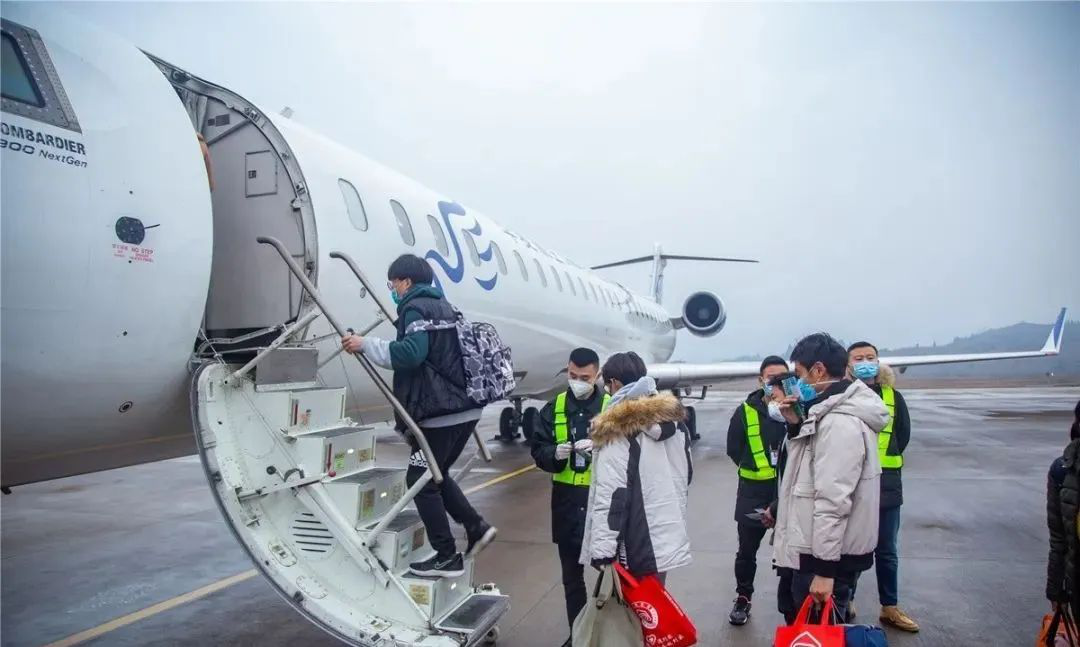 图片为重庆黔江—山东日照首批复工人员登机