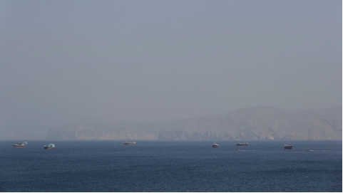 霍尔木兹海峡上的船只 资料图 图源：外媒