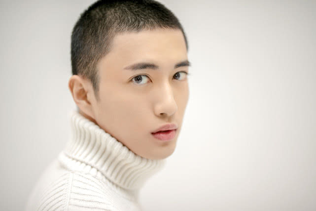 张博涵平头造型清爽有型白毛衣展现阳光气息