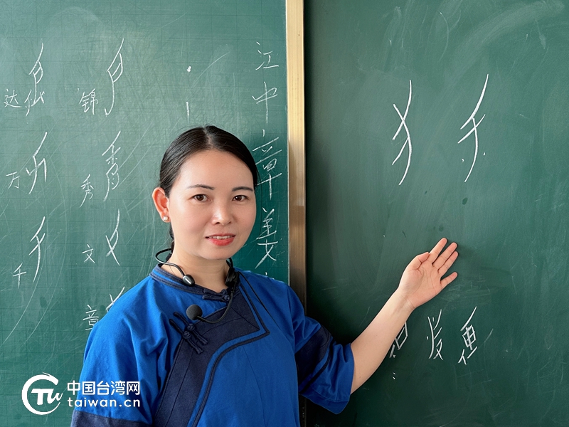 江永女书传承人胡欣手写“台湾”二字，盼宝岛早日回到祖国怀抱。（中国台湾网 李柏涛 摄）