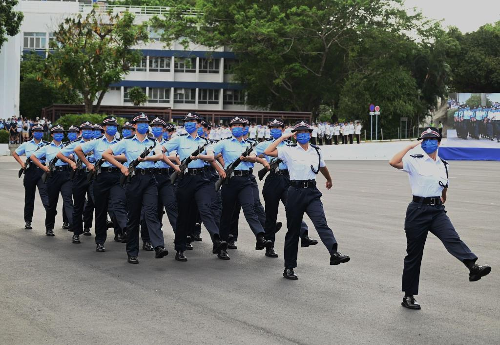 香港警察学院结业会操以中式步操进行。图均自香港星岛网