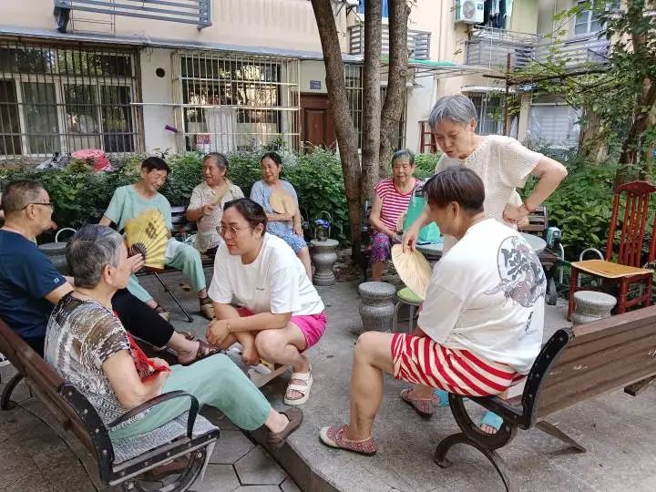 下午4点,小区里的独居老人们在树荫下纳凉闲聊.