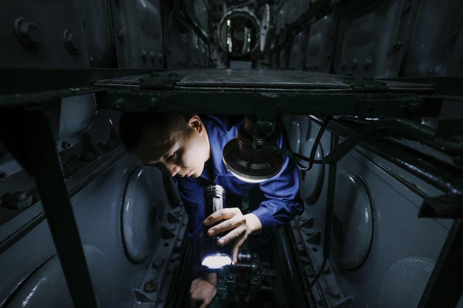 南部战区海军某潜艇内，艇员对潜艇进行例行检查。