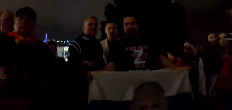 诺瓦克•德约科维奇父亲（中间左侧）的争议视频截图 图源：外媒