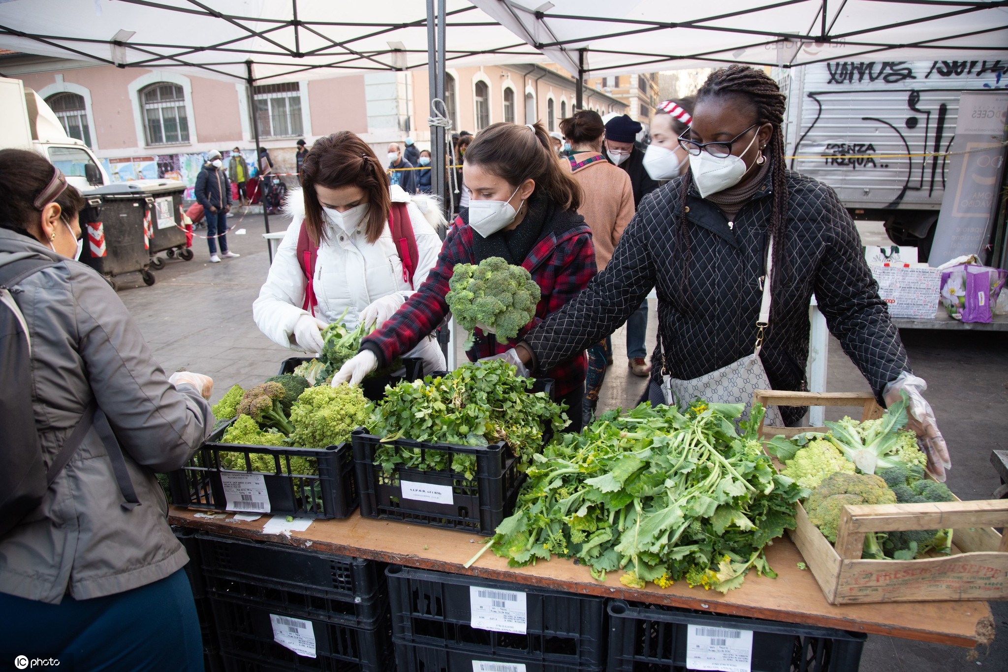 意大利慈善协会向民众分发食物