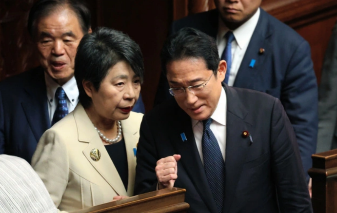 10月20日,日本外务大臣上川阳子(左)与日本首相岸田文雄在国会交谈。资料图片