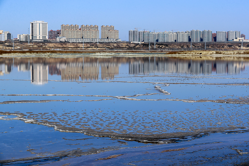 山西运城 :冬日盐湖色彩斑斓生态宜人