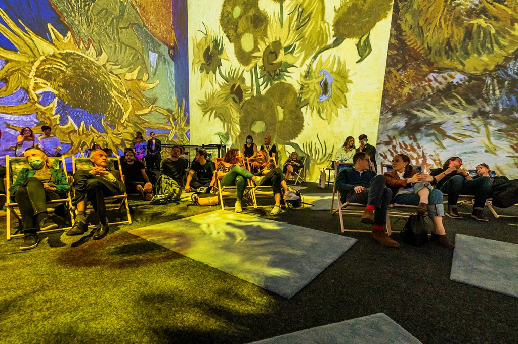 英国打造沉浸式艺术展现场观众体验数字投影