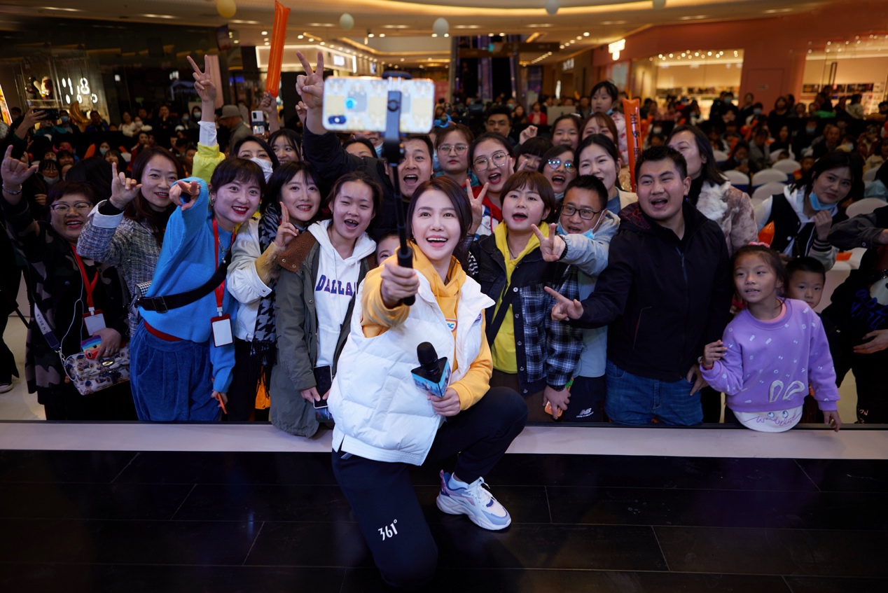 彰显无畏热爱我的美很帅02361品牌代言人谭维维出席兰州见面会