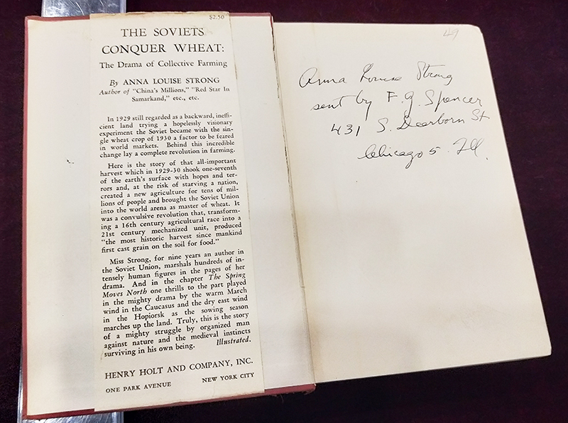 现场展出的斯特朗签名本。环球网文化记者 张嘉玉摄