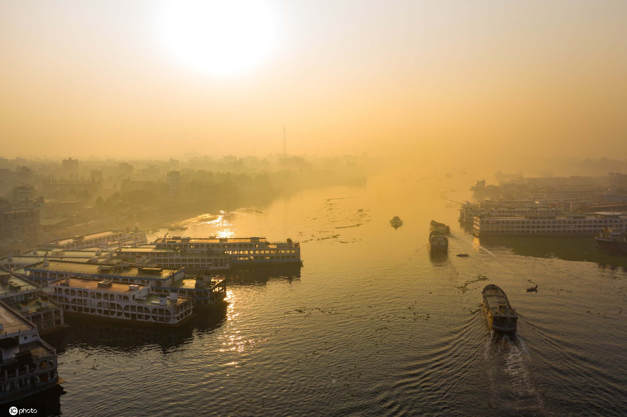 俯瞰孟加拉国达卡萨达格特码头船只熙熙攘攘