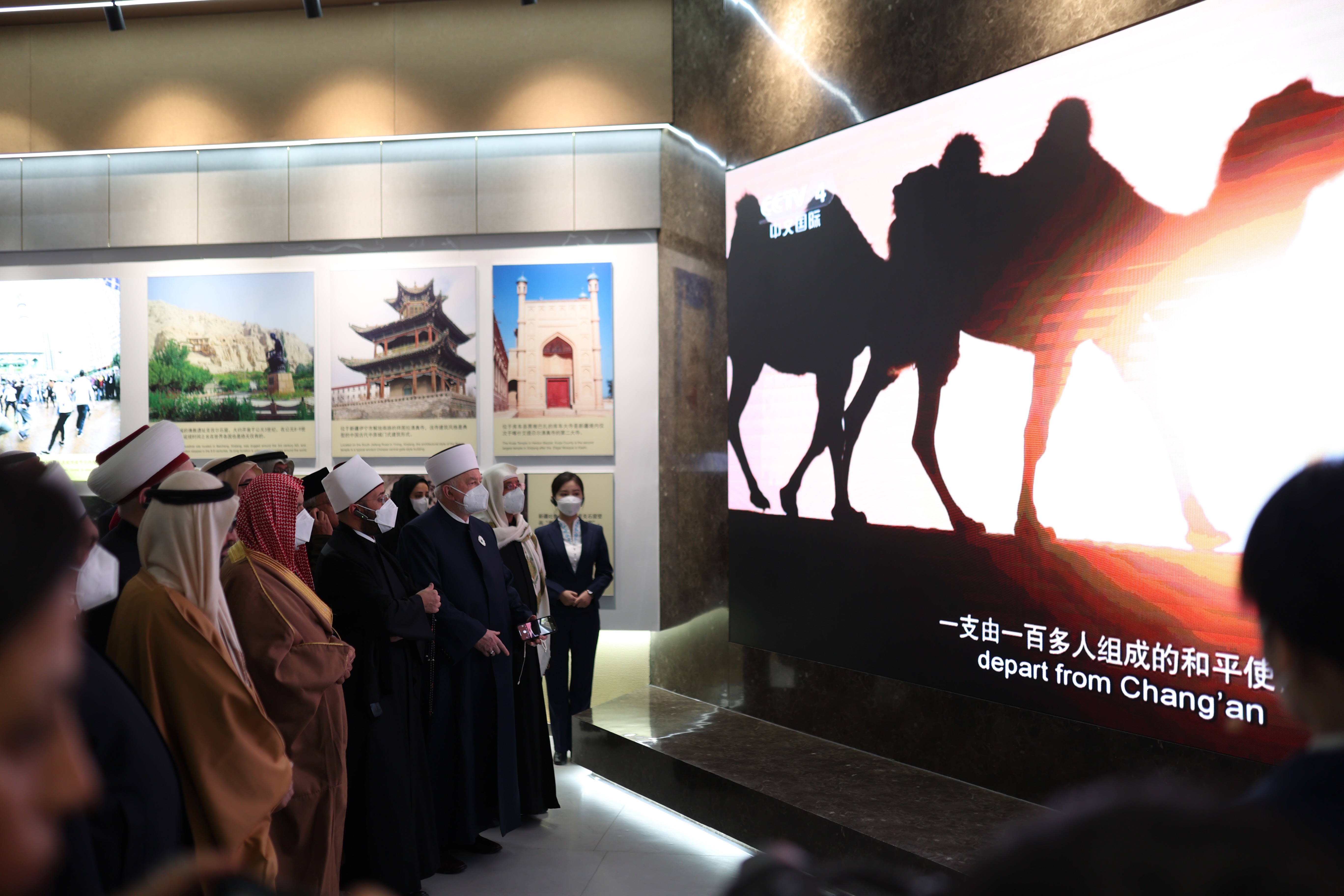 8日，世界知名伊斯兰宗教人士和学者代表团参观新疆的反恐和去极端化斗争主题展