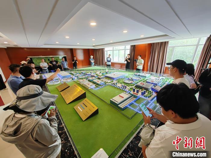 “沿着河湖看新疆”主题采访活动采访团走进新疆库尔勒市污水处理厂参观。(中新网记者 王小军 摄)