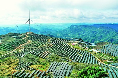 圖為11月16日拍攝的貴州省石阡縣頂董坡風電光伏項目.