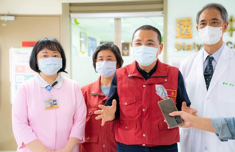 新北市长侯友宜在医院看望医护人员时接受媒体采访。图自台湾“中时新闻网”
