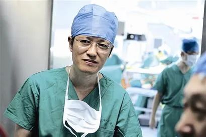 7月21日,在接受肺移植手术92天后,65岁的退休工人崔志强从武汉大学