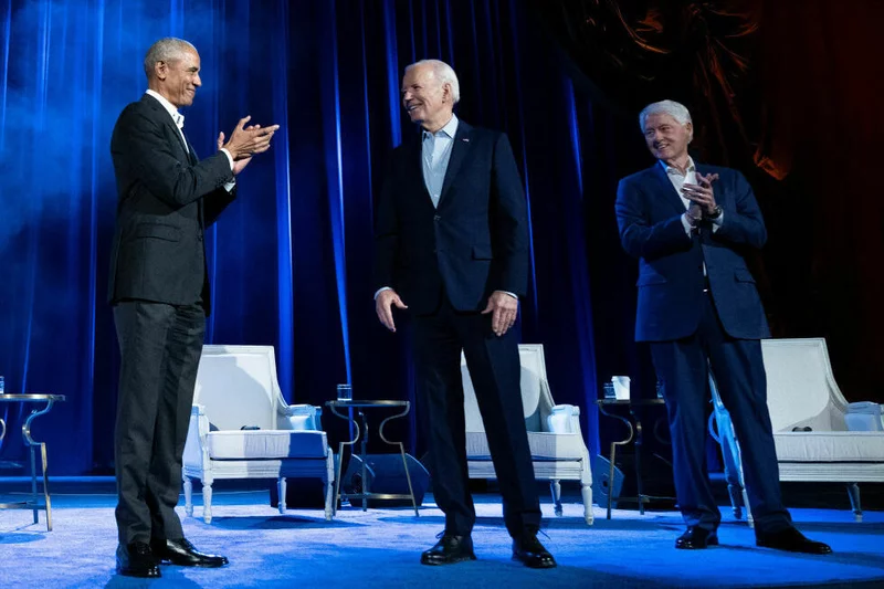 当地时间28日，在纽约曼哈顿无线电城音乐厅举行的竞选筹款活动上，奥巴马（左）和克林顿（右）为拜登鼓掌。图源：美媒