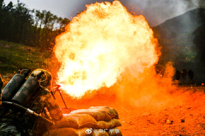 火龙出击多角度实拍喷火兵训练瞬间