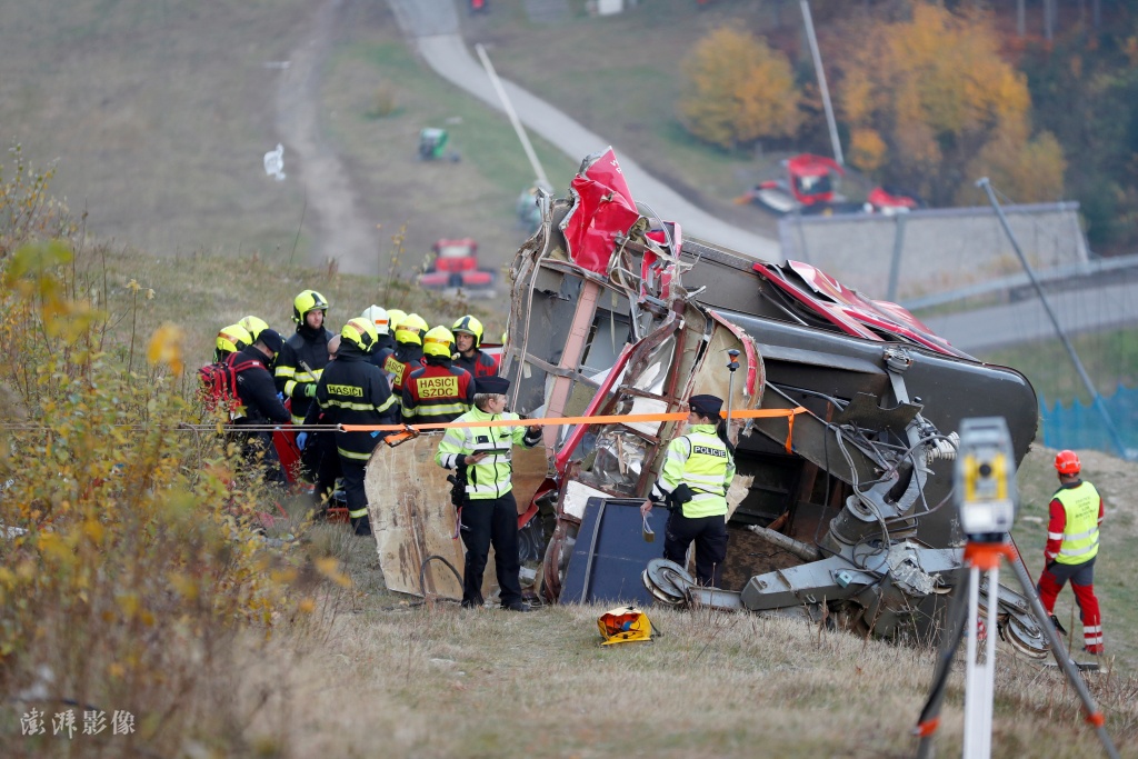 捷克北部山区一辆缆车下行过程中发生事故,一节轿厢突然脱轨坠落,缆车