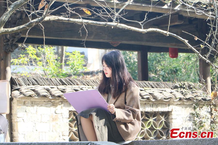 A student draws from nature at the Chaji village, Jingxian County, Xuancheng City, East China's Anhui Province, Nov. 9, 2002. (Photo: China News Service/Zhang Qiang)