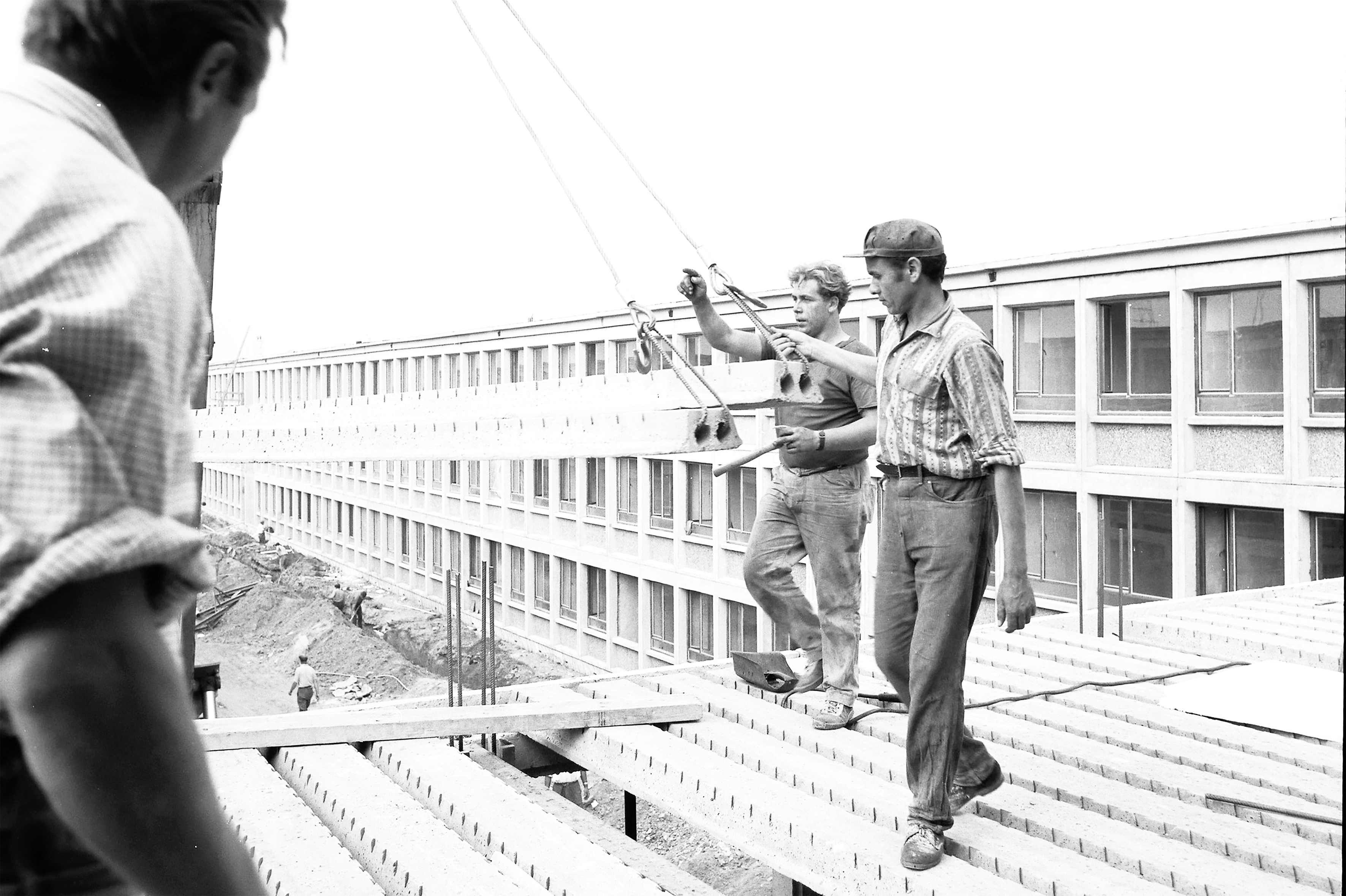 1967年北约搬家前,比利时工人正在修建新的总部大楼。