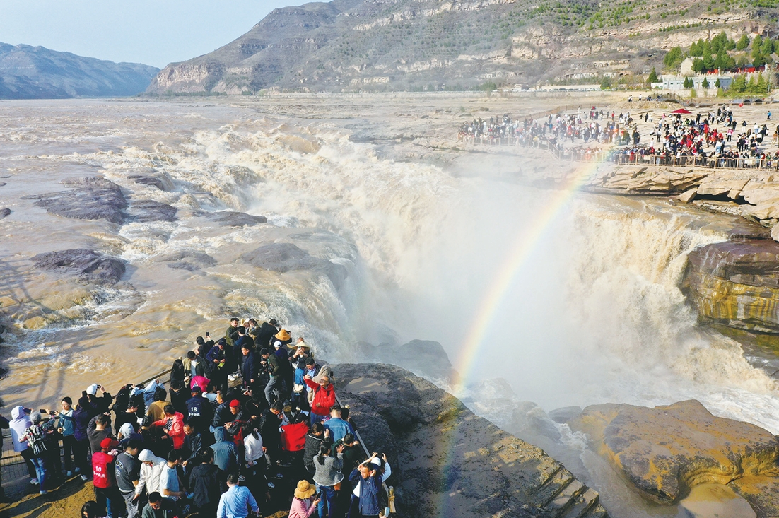 4月4日，山西临汾，众多游客在黄河壶口瀑布游览。（视觉中国）