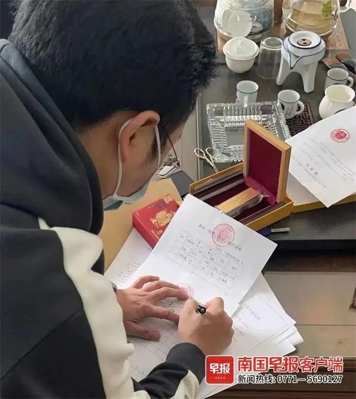 ▲执行法官现场制作填写扣押清单。七星法院供图